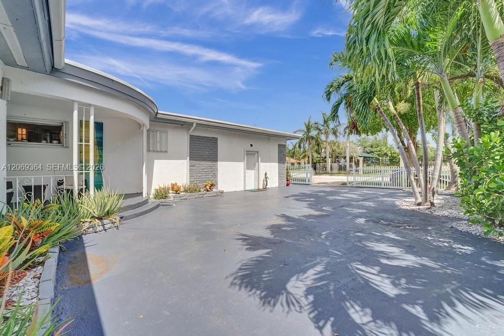 For Sale: $2,300,000 (3 beds, 2 baths, 2286 Square Feet)