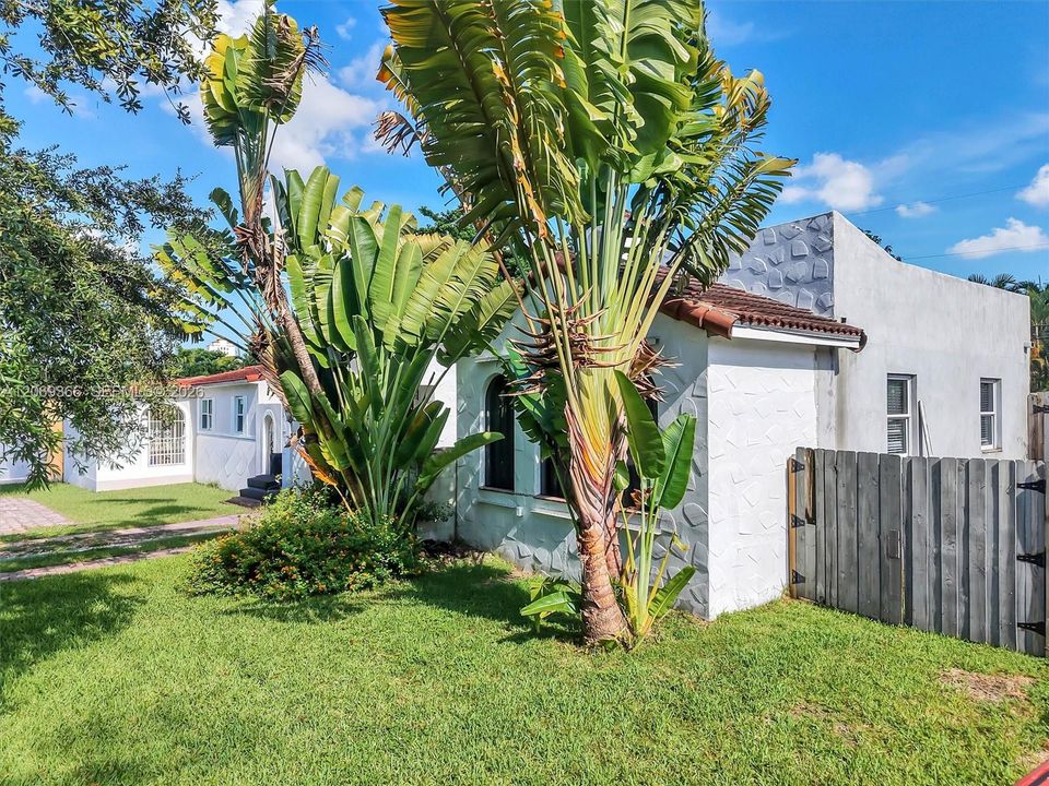 For Sale: $780,000 (2 beds, 1 baths, 1272 Square Feet)
