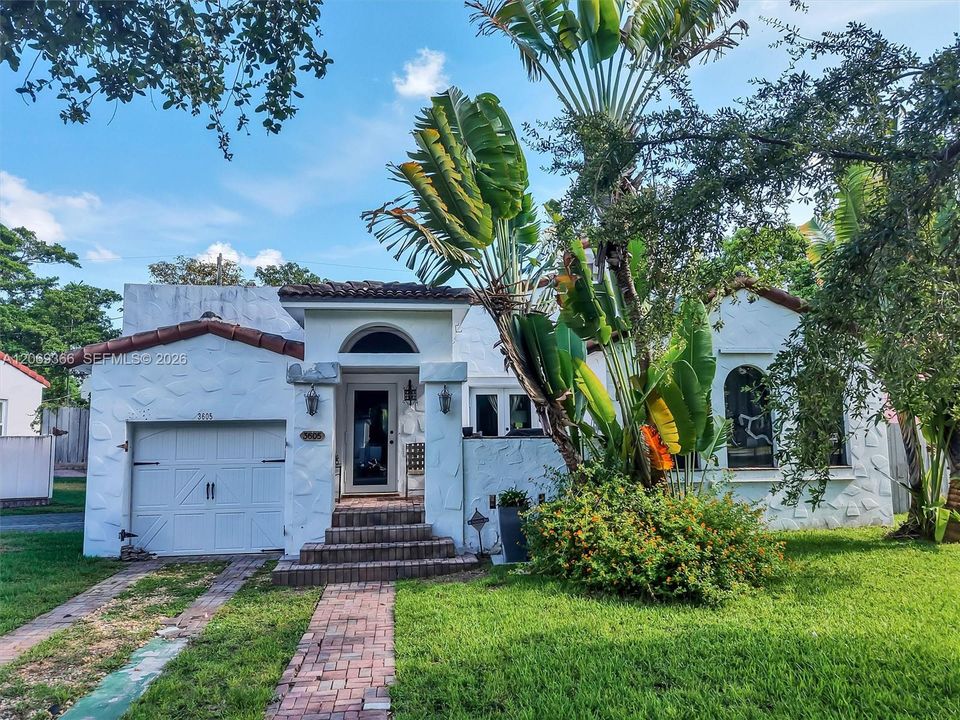 For Sale: $780,000 (2 beds, 1 baths, 1272 Square Feet)