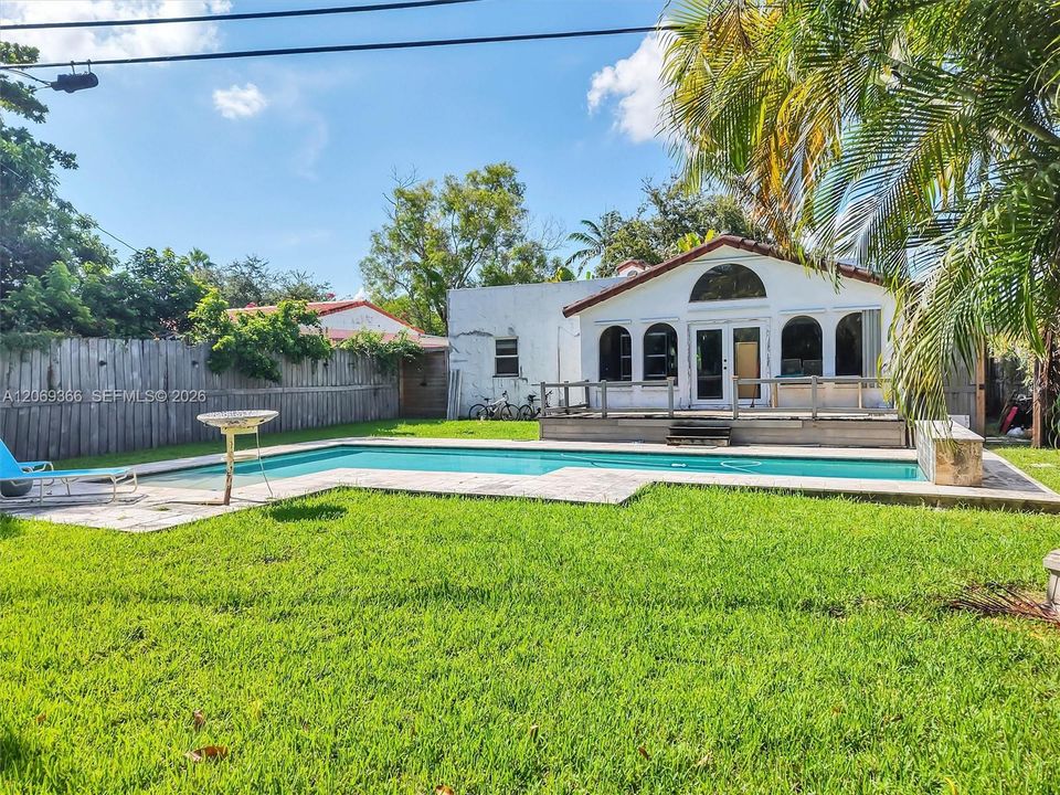 For Sale: $780,000 (2 beds, 1 baths, 1272 Square Feet)