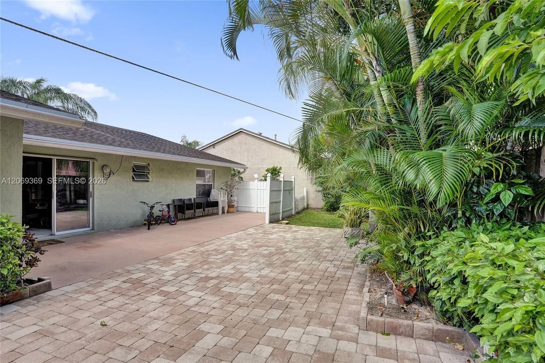 For Sale: $449,900 (3 beds, 2 baths, 1423 Square Feet)