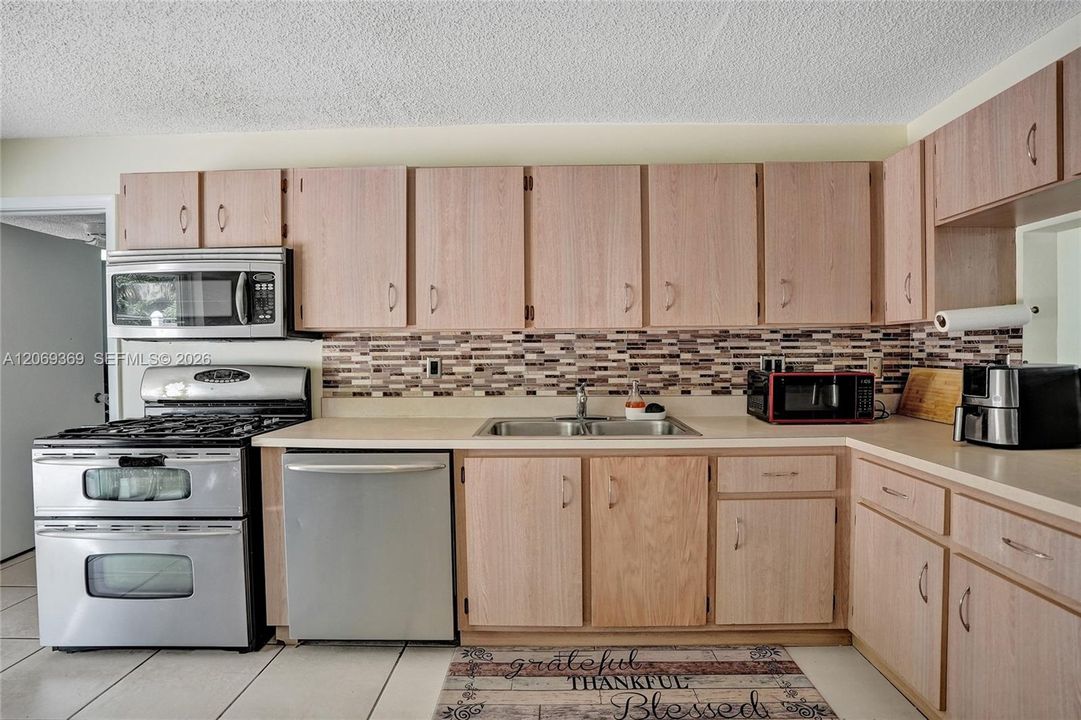 For Sale: $449,900 (3 beds, 2 baths, 1423 Square Feet)