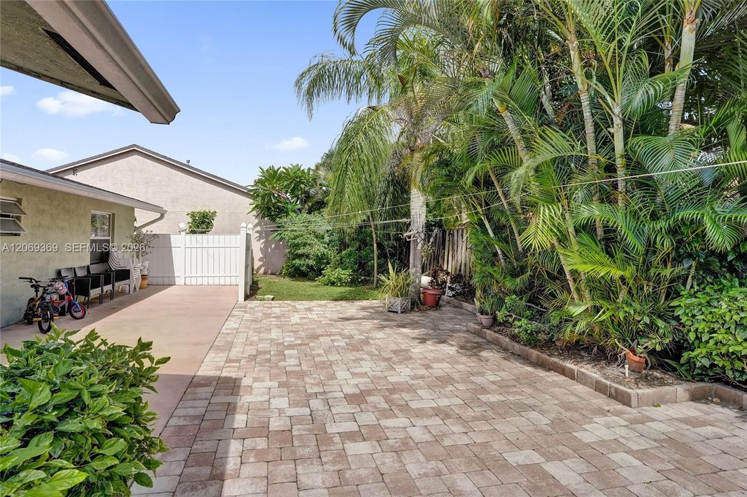 For Sale: $449,900 (3 beds, 2 baths, 1423 Square Feet)