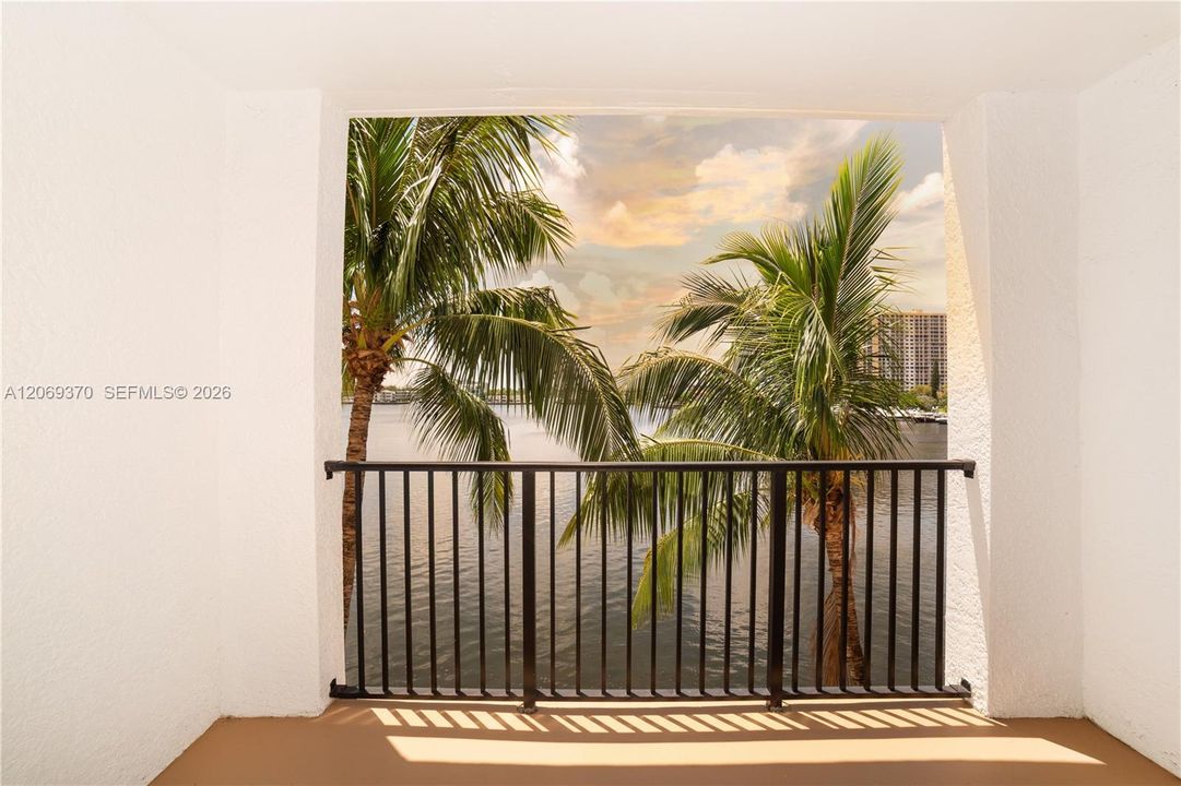 For Sale: $580,000 (2 beds, 2 baths, 1116 Square Feet)