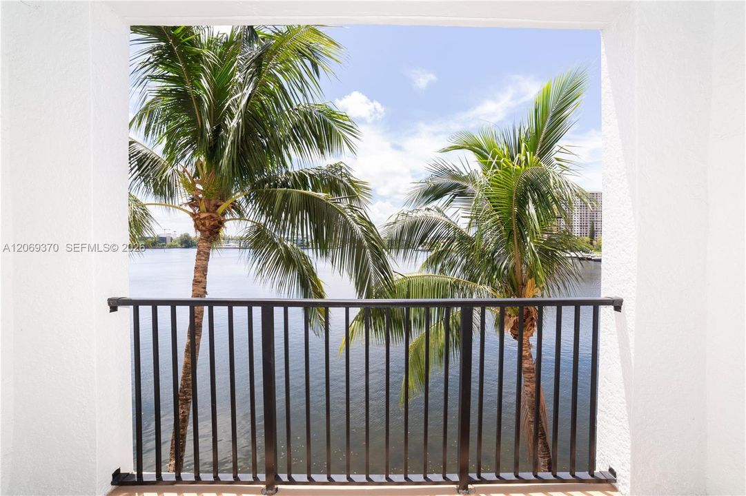 For Sale: $580,000 (2 beds, 2 baths, 1116 Square Feet)