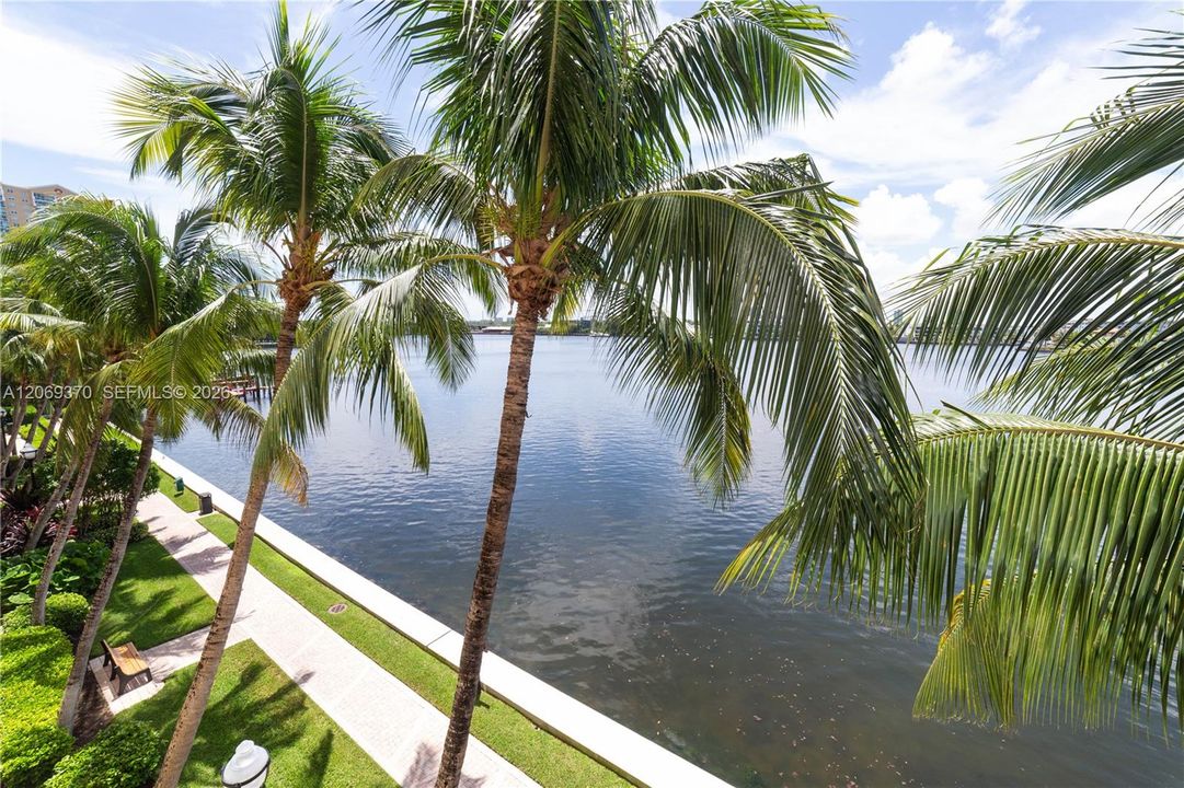 For Sale: $580,000 (2 beds, 2 baths, 1116 Square Feet)