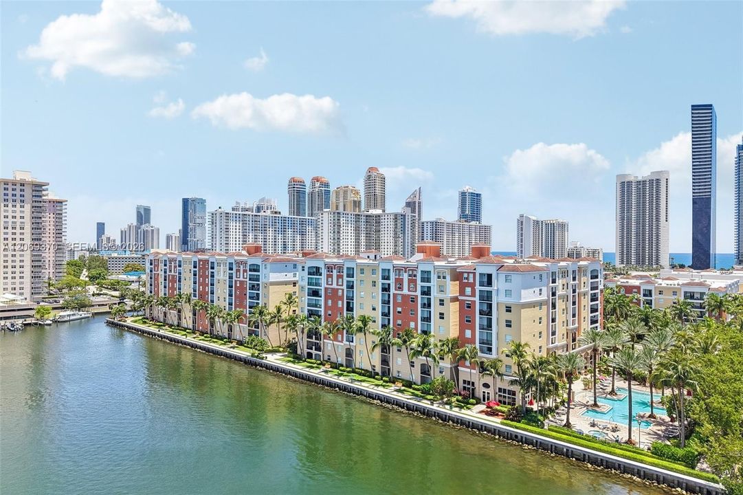 For Sale: $580,000 (2 beds, 2 baths, 1116 Square Feet)