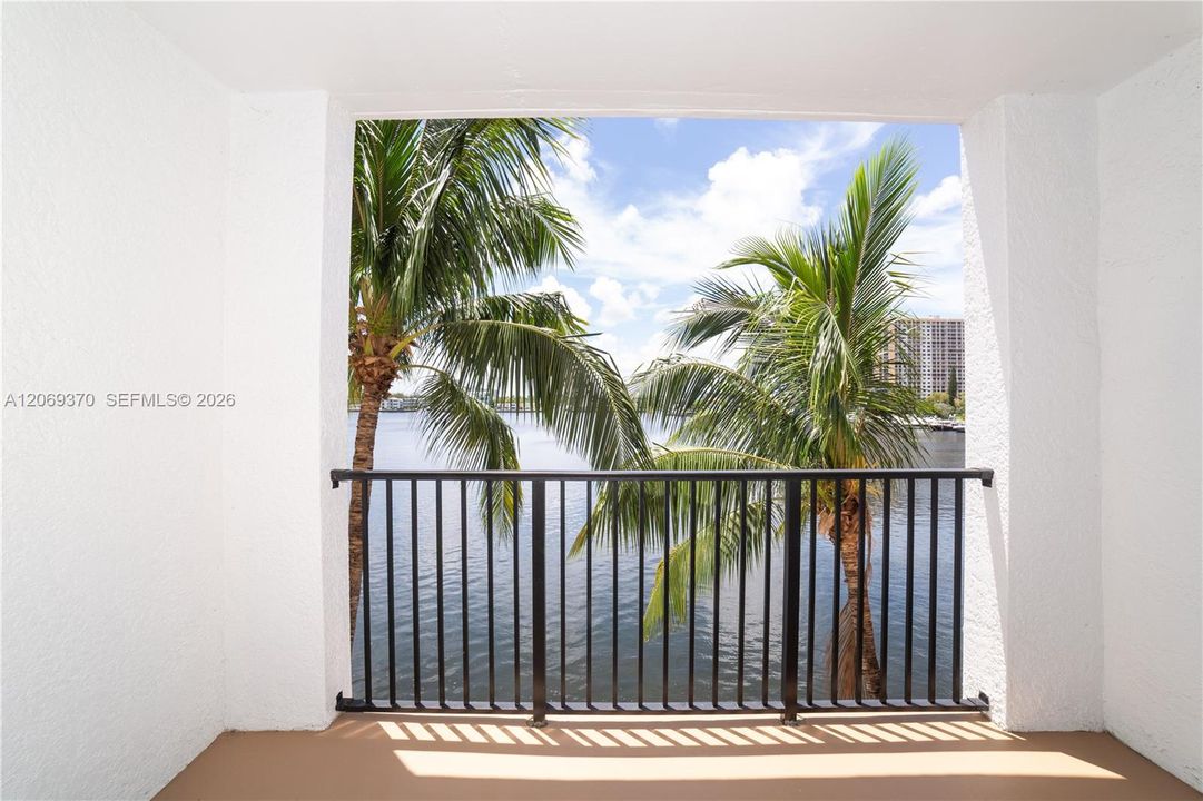 For Sale: $580,000 (2 beds, 2 baths, 1116 Square Feet)