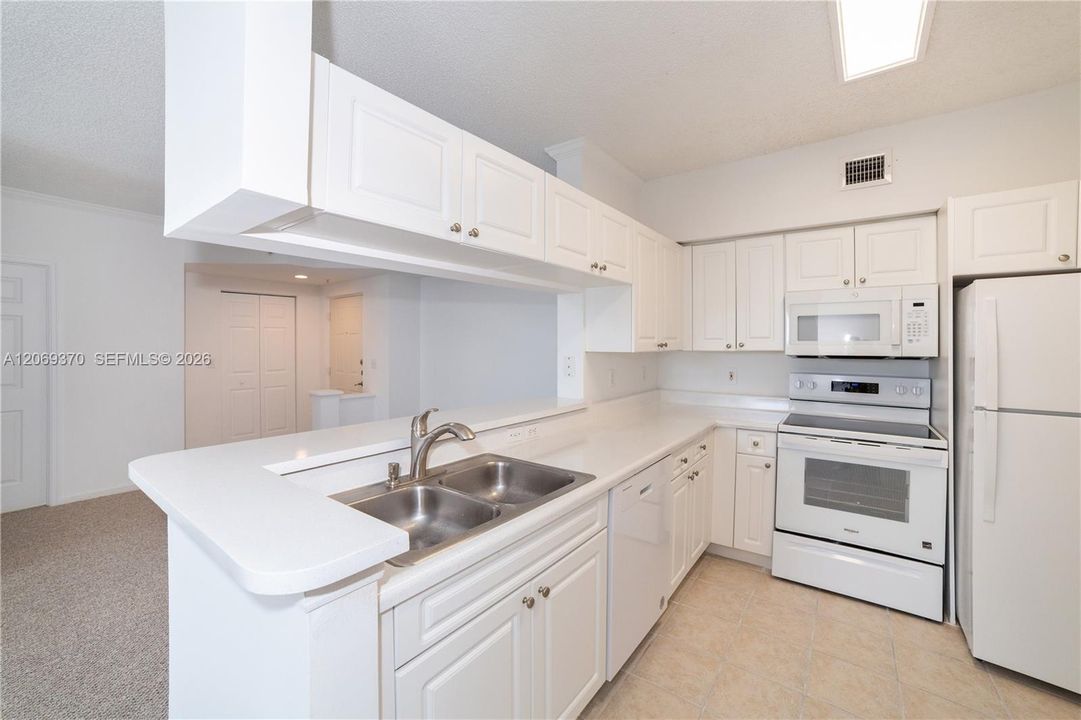 For Sale: $580,000 (2 beds, 2 baths, 1116 Square Feet)