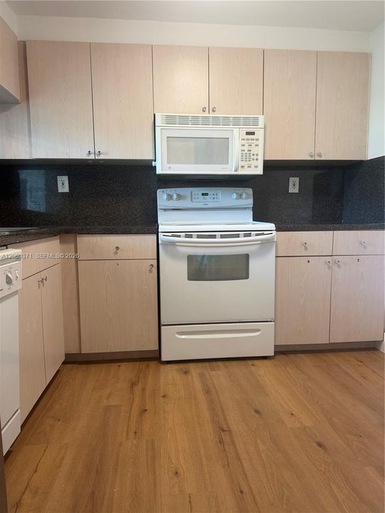 For Rent: $1,800 (1 beds, 1 baths, 708 Square Feet)