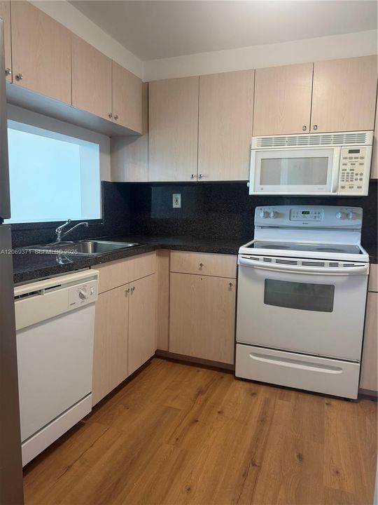 For Rent: $1,800 (1 beds, 1 baths, 708 Square Feet)