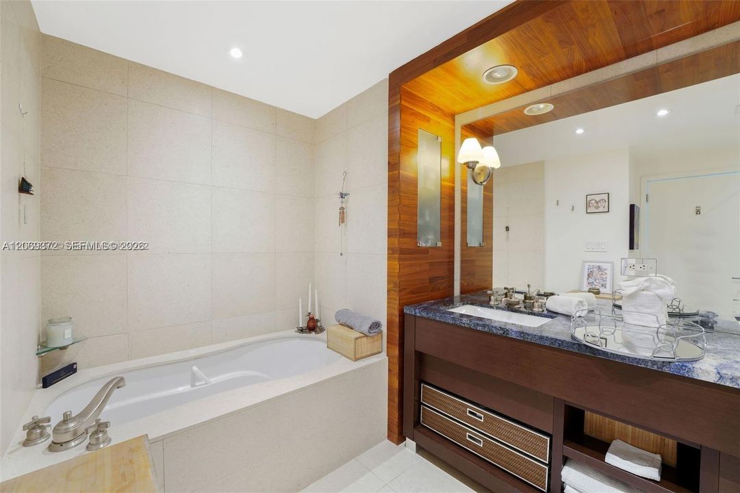 For Rent: $13,950 (2 beds, 2 baths, 1084 Square Feet)