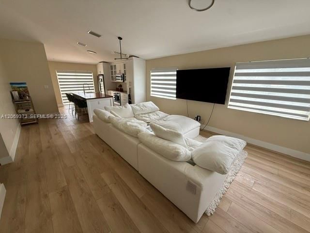 For Rent: $3,000 (3 beds, 2 baths, 1206 Square Feet)