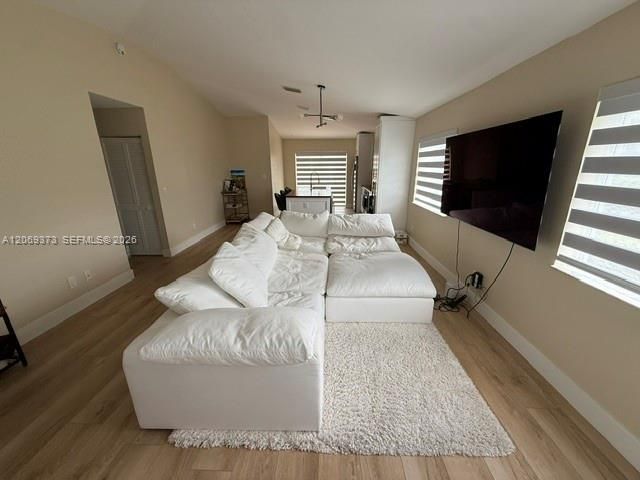 For Rent: $3,000 (3 beds, 2 baths, 1206 Square Feet)