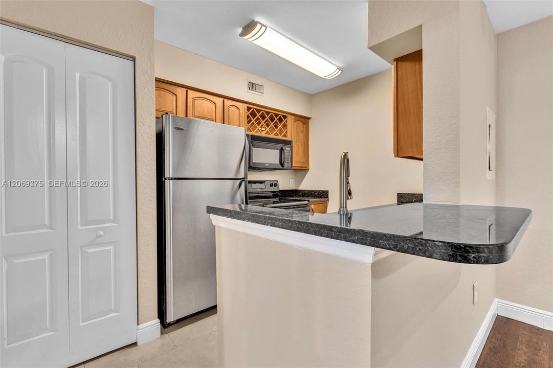 For Sale: $199,900 (1 beds, 1 baths, 804 Square Feet)