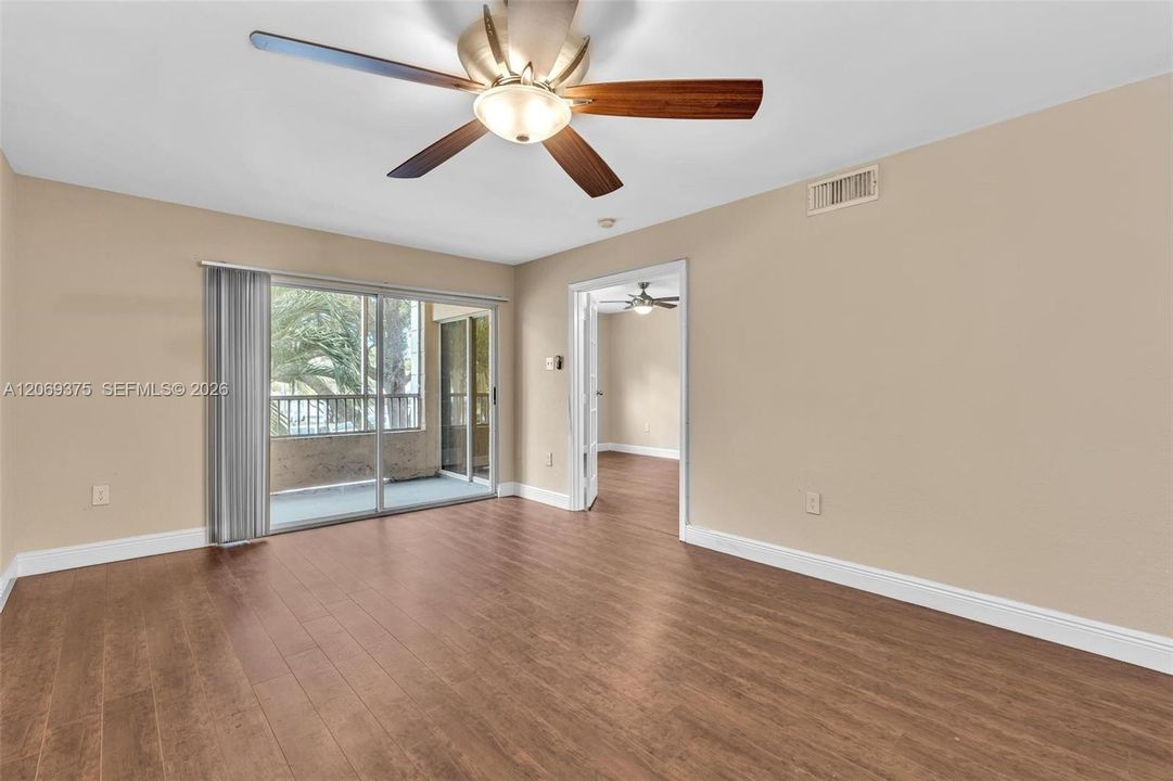 For Sale: $199,900 (1 beds, 1 baths, 804 Square Feet)