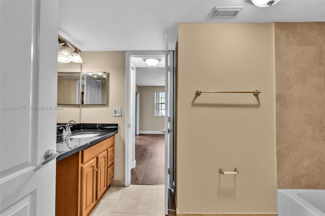 For Sale: $199,900 (1 beds, 1 baths, 804 Square Feet)