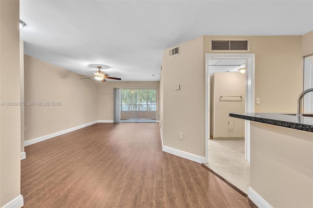 For Sale: $199,900 (1 beds, 1 baths, 804 Square Feet)
