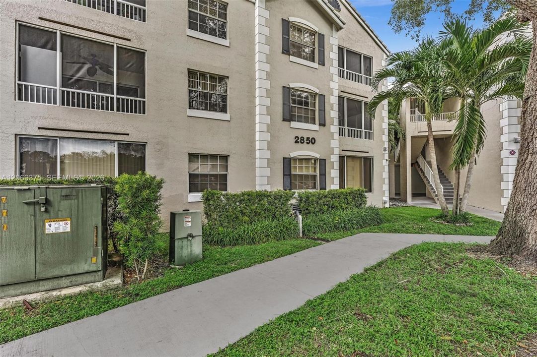 For Sale: $199,900 (1 beds, 1 baths, 804 Square Feet)