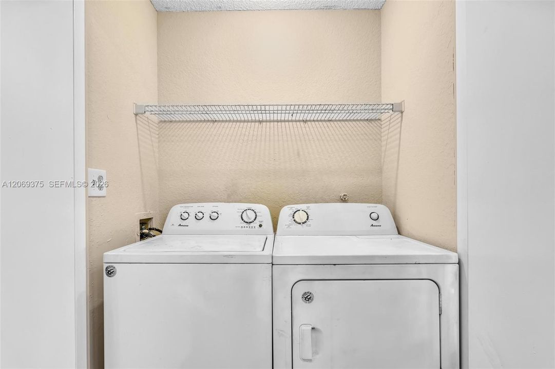 For Sale: $199,900 (1 beds, 1 baths, 804 Square Feet)