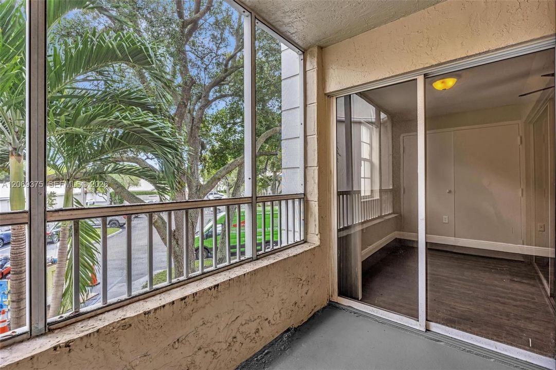 For Sale: $199,900 (1 beds, 1 baths, 804 Square Feet)