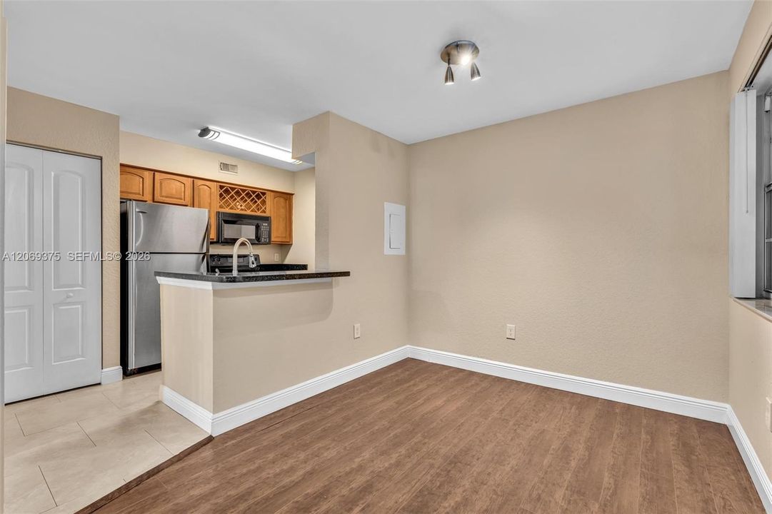 For Sale: $199,900 (1 beds, 1 baths, 804 Square Feet)