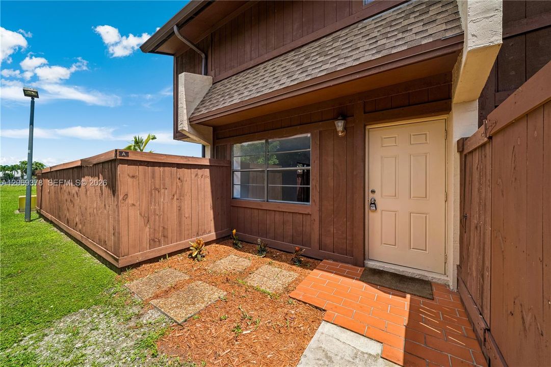 For Sale: $325,000 (2 beds, 2 baths, 1330 Square Feet)