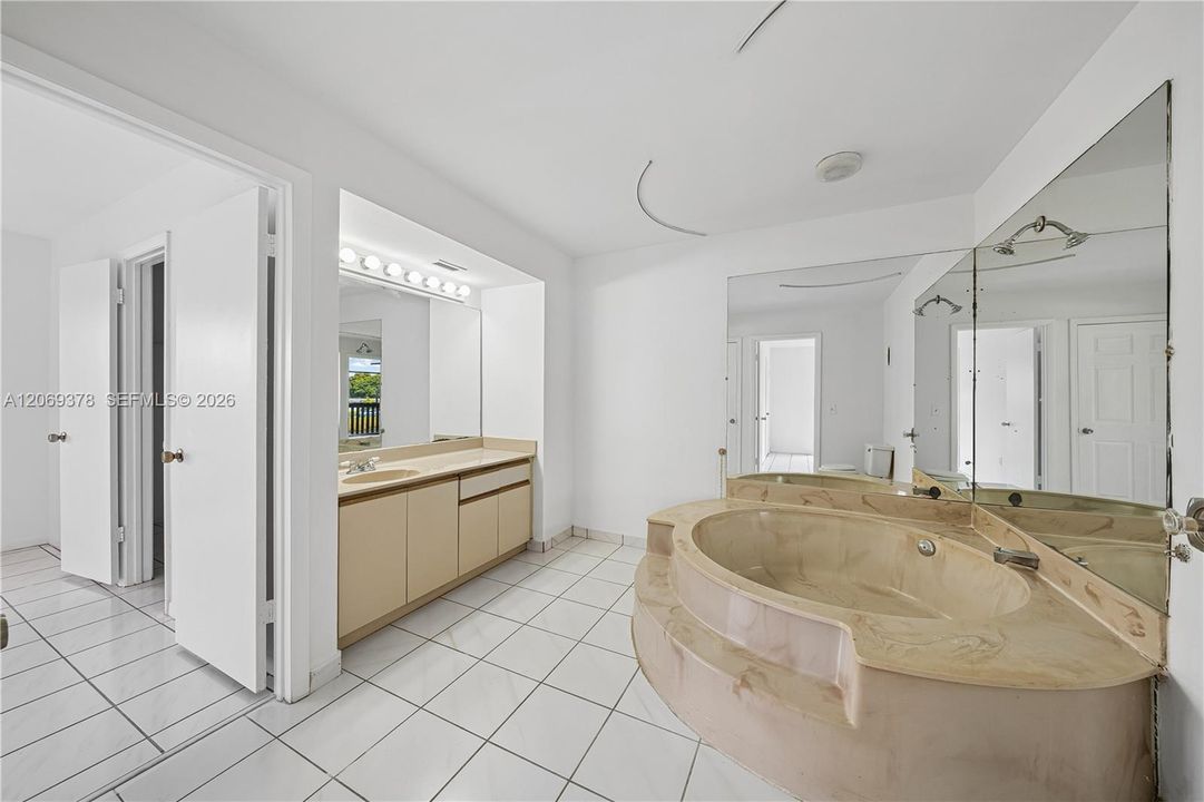 For Sale: $325,000 (2 beds, 2 baths, 1330 Square Feet)