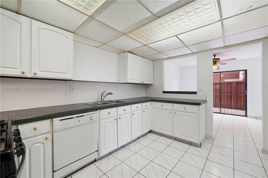 For Sale: $325,000 (2 beds, 2 baths, 1330 Square Feet)