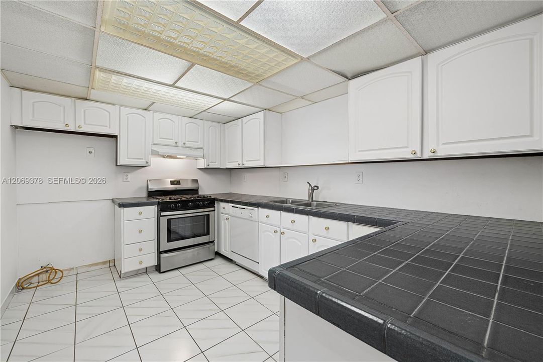 For Sale: $325,000 (2 beds, 2 baths, 1330 Square Feet)