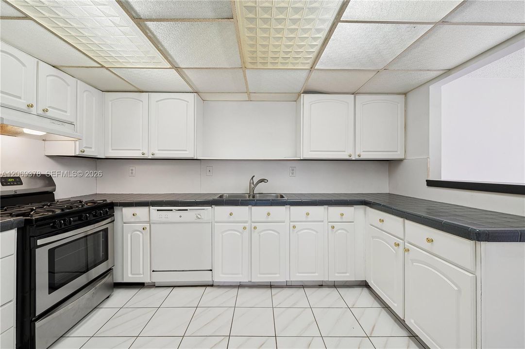 For Sale: $325,000 (2 beds, 2 baths, 1330 Square Feet)