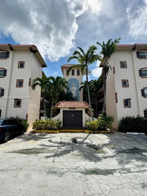 For Rent: $2,300 (2 beds, 2 baths, 960 Square Feet)
