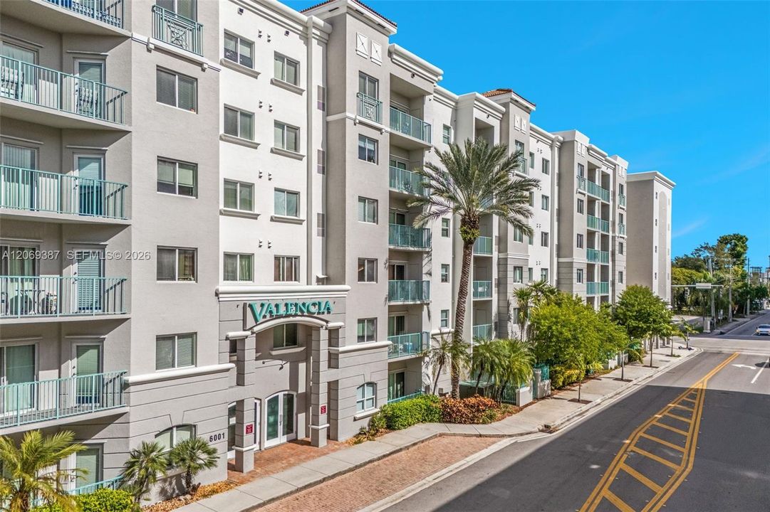 For Sale: $376,000 (2 beds, 2 baths, 1010 Square Feet)