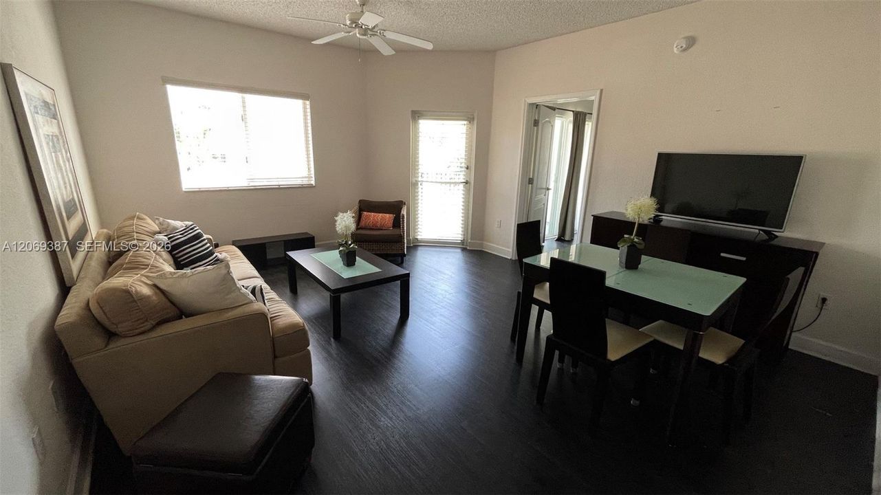 For Sale: $376,000 (2 beds, 2 baths, 1010 Square Feet)