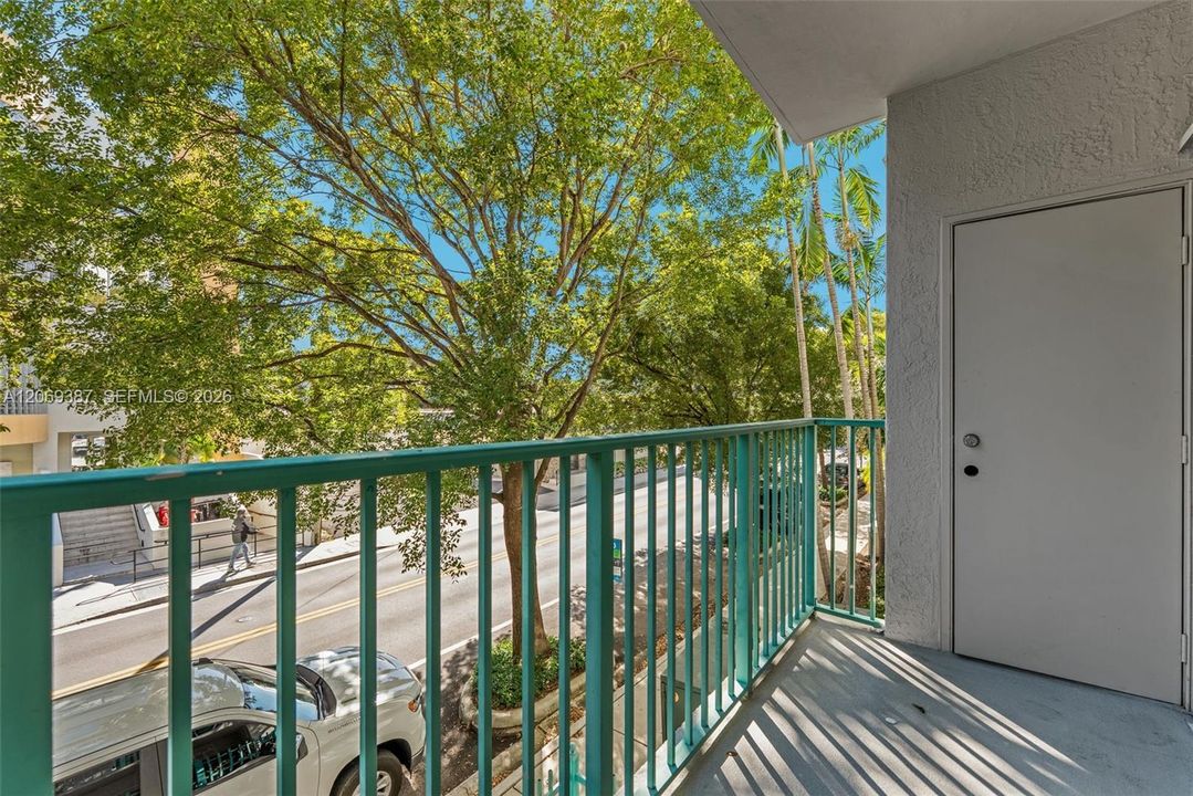 For Sale: $376,000 (2 beds, 2 baths, 1010 Square Feet)