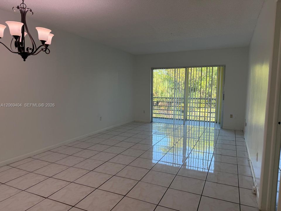 For Sale: $120,000 (1 beds, 1 baths, 735 Square Feet)