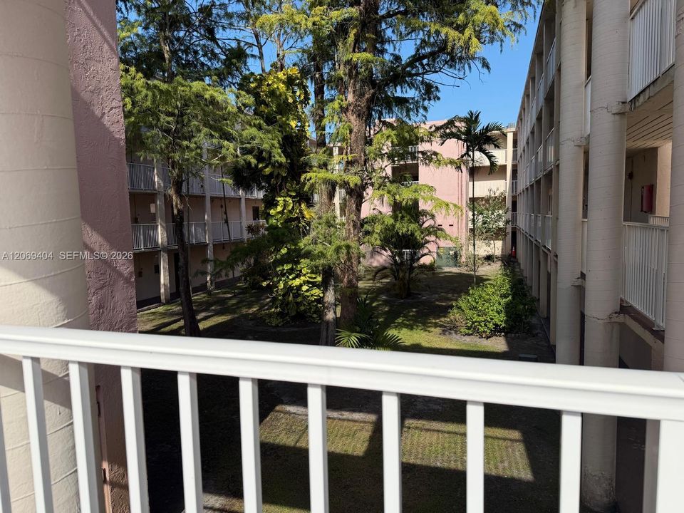 For Sale: $120,000 (1 beds, 1 baths, 735 Square Feet)