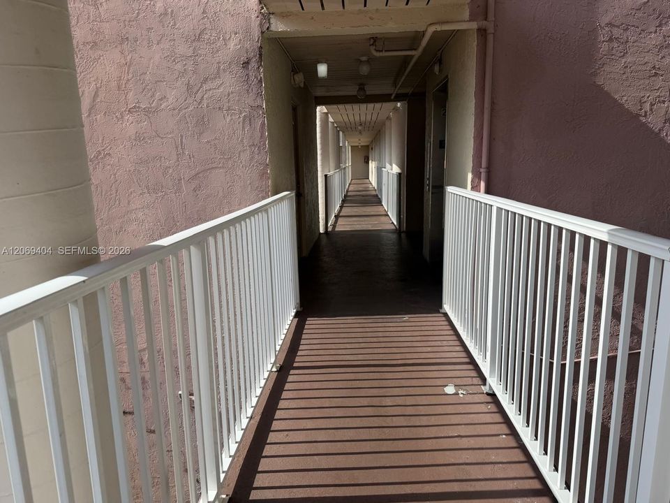 For Sale: $120,000 (1 beds, 1 baths, 735 Square Feet)