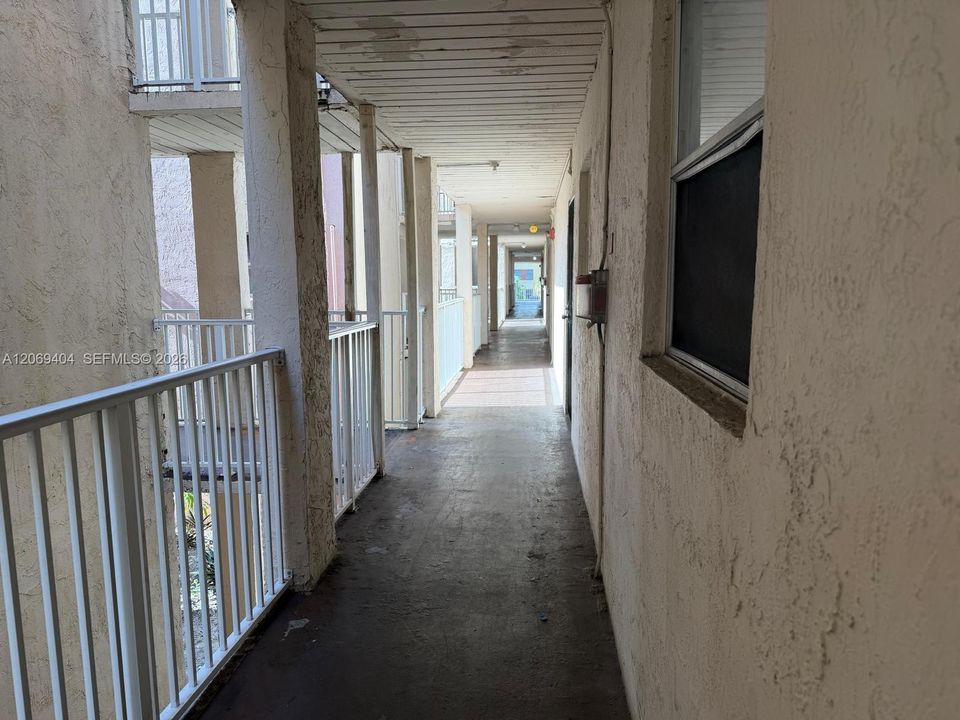 For Sale: $120,000 (1 beds, 1 baths, 735 Square Feet)