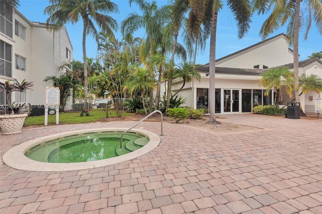 For Sale: $165,000 (2 beds, 1 baths, 835 Square Feet)
