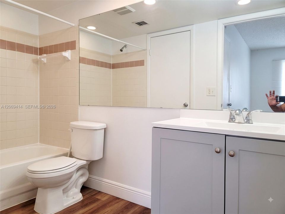For Sale: $165,000 (2 beds, 1 baths, 835 Square Feet)