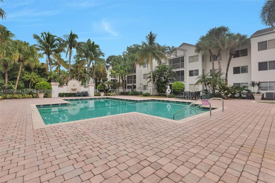 For Sale: $165,000 (2 beds, 1 baths, 835 Square Feet)