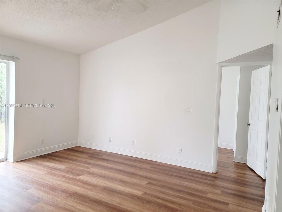 For Sale: $165,000 (2 beds, 1 baths, 835 Square Feet)