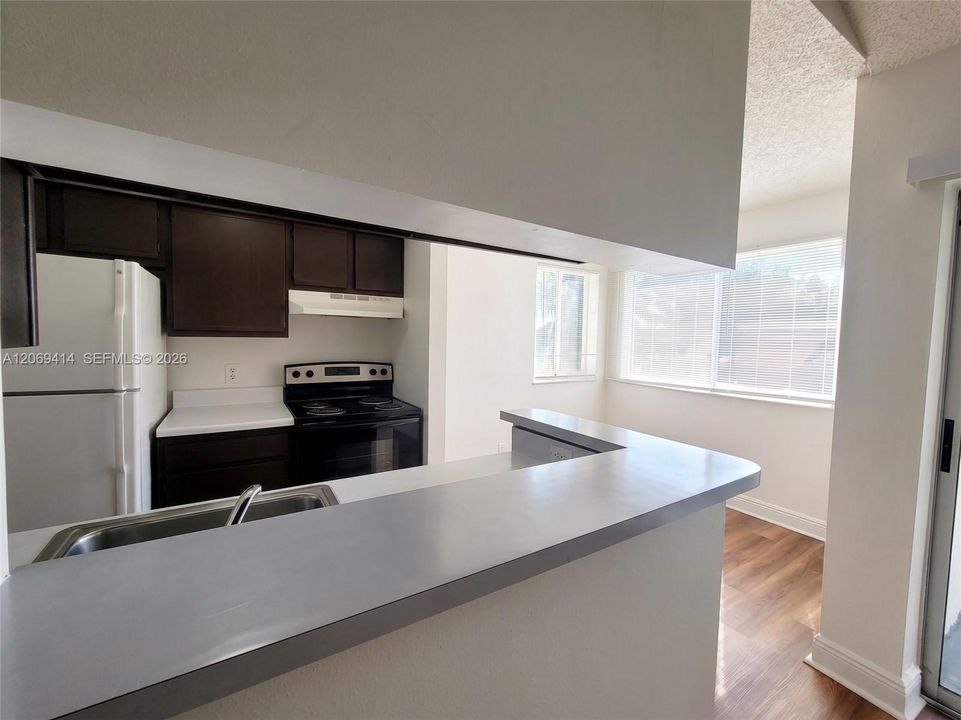 For Sale: $165,000 (2 beds, 1 baths, 835 Square Feet)