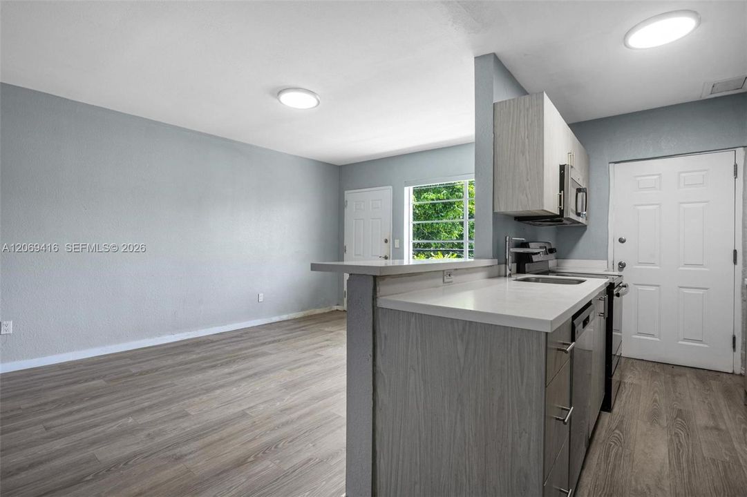 For Rent: $2,000 (1 beds, 1 baths, 700 Square Feet)