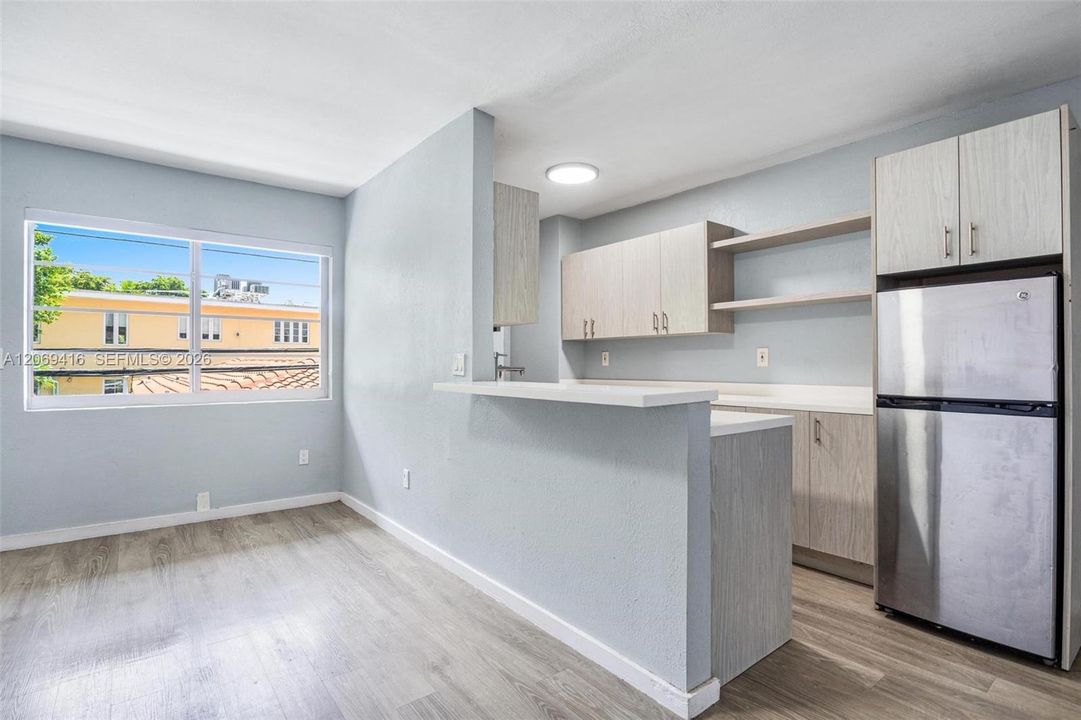 For Rent: $2,000 (1 beds, 1 baths, 700 Square Feet)