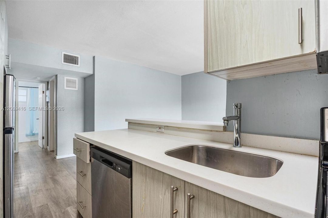 For Rent: $2,000 (1 beds, 1 baths, 700 Square Feet)