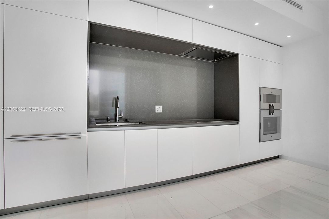 For Sale: $1,089,000 (1 beds, 1 baths, 767 Square Feet)