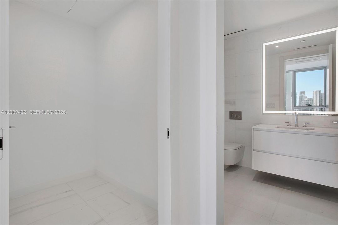 For Sale: $1,089,000 (1 beds, 1 baths, 767 Square Feet)