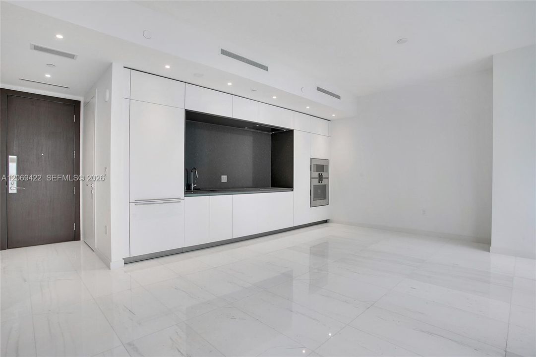 For Sale: $1,089,000 (1 beds, 1 baths, 767 Square Feet)
